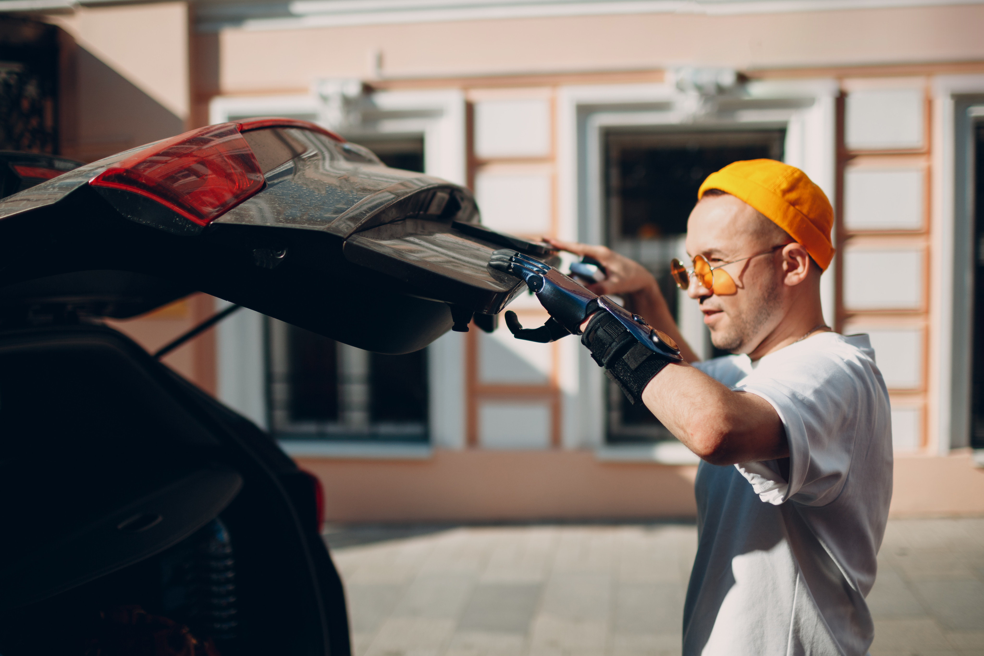 Man closing a car boot